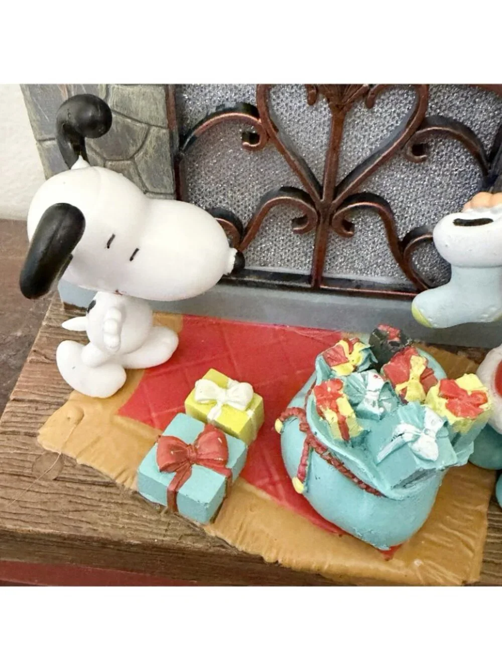 Snoopy Charlie Brown Peanuts Christmas Musical Light Up Fireplace Holiday Decor